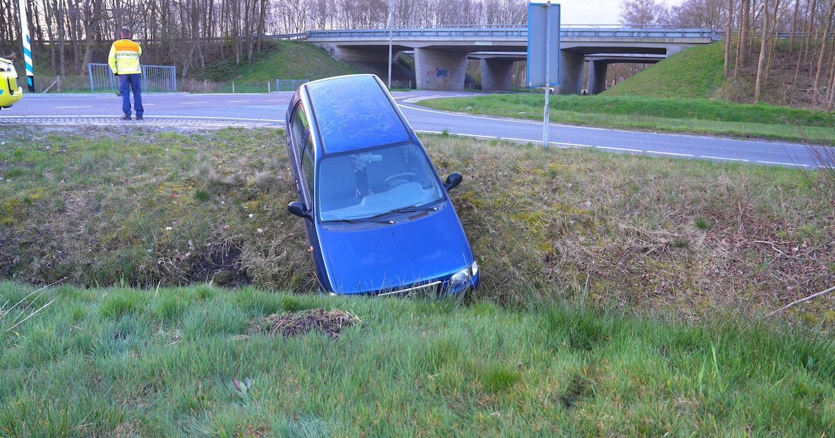 Auto belandt in sloot langs afrit A28 bij Zuidwolde