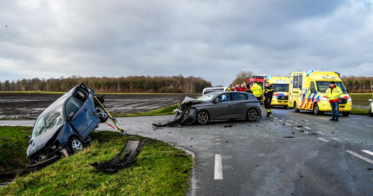 Botsing op Drentse Mondenweg (N379) in Nieuw-Buinen: auto's fors beschadigd