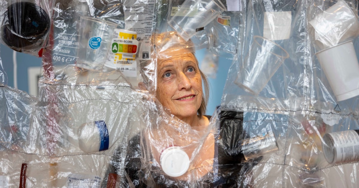 Een kunstproject om van te schrikken: Tes van den Boogaard zamelde plastic afval in van drie persone