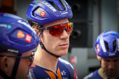 Eekhoff duikt seconde onder tijd van Kooij in korte proloog in herfstachtig Den Haag
