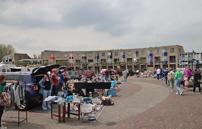 Kofferbakverkoop op Raadhuisplein in Nieuwerkerk aan den IJssel
