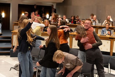 Candea College uit Duiven wint Gelderse voorronde van debatwedstrijd De Stem van Jong Nederland
