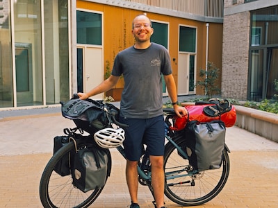 Met twee camera’s en een tent fietst Niels 2200 kilometer naar Spanje voor die éne eclips: ‘Donker v