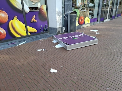Bord valt van gevel van supermarkt in centrum van Nijmegen