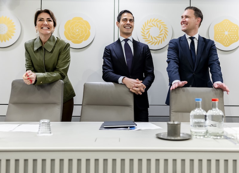 Vicepremier Dilan Yesilgöz (VVD), minister-president Rob Jetten en minister van Financiën Eelco Heinen (VVD) in de Eerste Kamer, voorafgaand aan het debat over de regeringsverklaring. 
