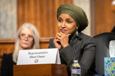 Amerikaanse autoriteiten doen vlak voor midterms inval bij Democratisch parlementslid Ilhan ⁠Omar
