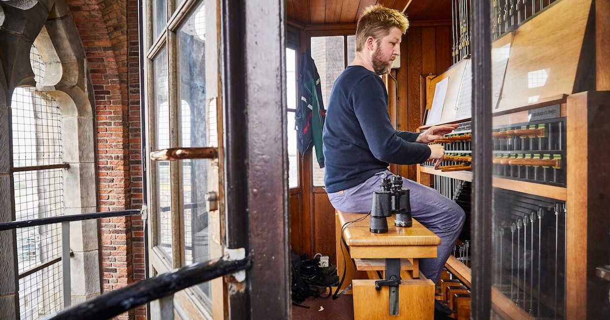 Beiaardier Richard speelt verzoeknummers op het carillon in Moordrecht
