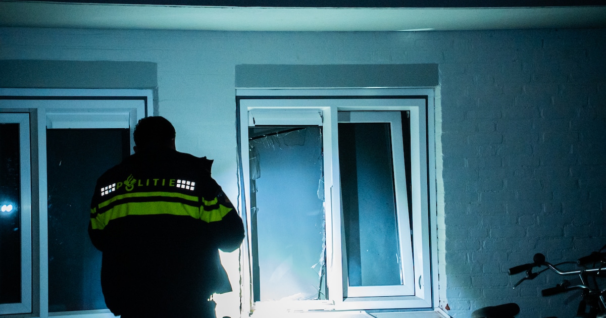 Ruit van woning gesprongen na explosie in Arnhem: politie doet onderzoek