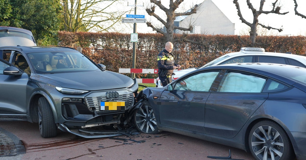 Botsing op kruising in Sprang-Capelle: twee auto’s flink beschadigd
