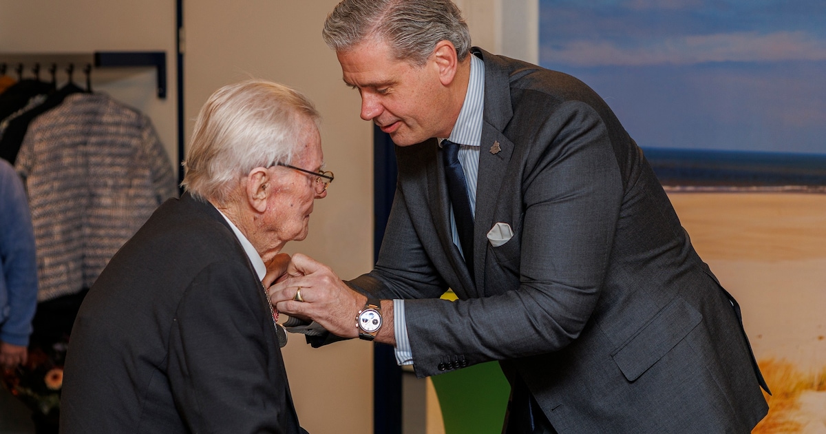 Theo Jacobs ontvangt Carnegie-onderscheiding in Den Bommel