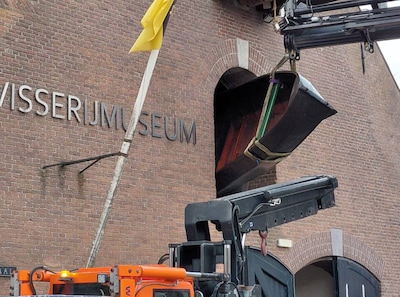 Zalmschouw verdwijnt via hijsluik uit Visserijmuseum: ‘Ik ben benieuwd of dat bootje nog terugkomt’