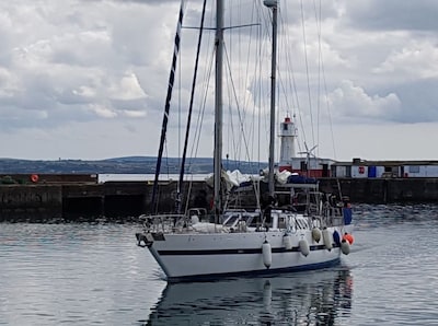 De zeilboot die hij kocht voor 130.000 euro strandt op een rif: Deventenaar ontkent dat er drugs in 