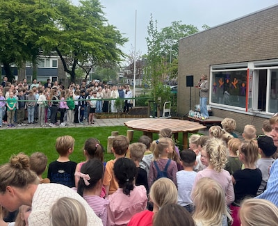 Basisschool in Woerden opent nieuw groen schoolplein met wadi voor beter regenwaterbeheer