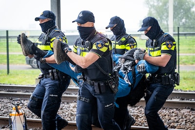 Politie grijpt in en tilt activisten van goederenspoorlijn in Rotterdam, 24 demonstranten aangehouden