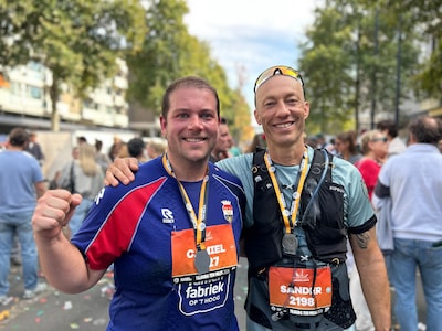 Na een instorting in Griekenland knokt Camiel (26) zich terug en finisht hij de Ten Miles: ‘Ik voeld