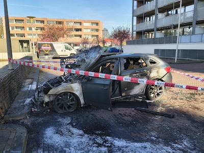 Auto uitgebrand op parkeerplaats in Arnhem-Zuid, politie start onderzoek