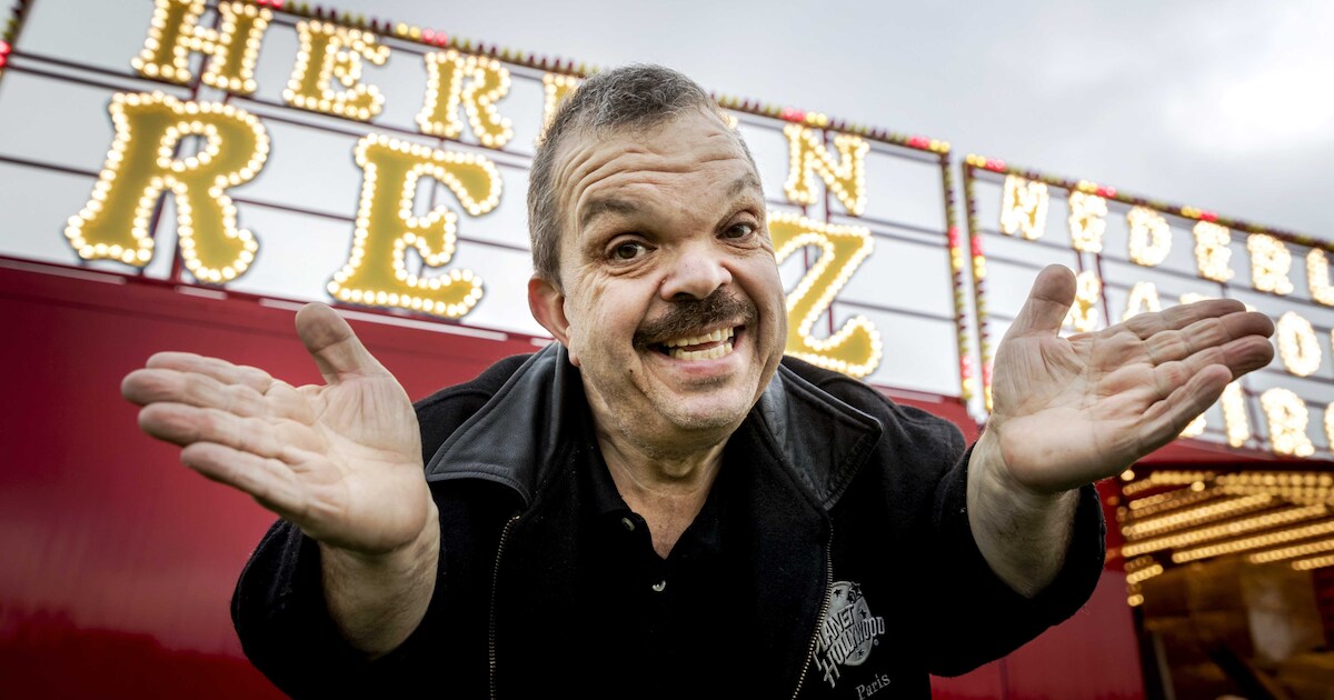 Milko van Herman Renz runt vlooiencircus op kermis in Etten-Leur ...