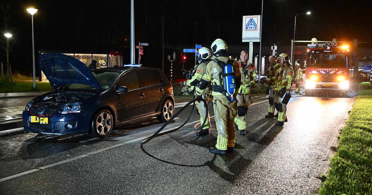 Autobrand aan Prins Bernhardstraat in Vianen, bestuurder weet voertuig op tijd stil te zetten