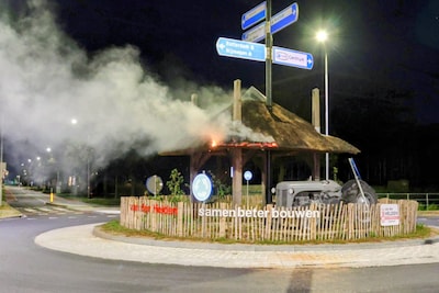 Rieten dak van miniatuur hooiberg in brand op rotonde in Tiel