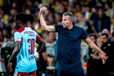 Robin van Persie verdedigt dramatisch spelende Jordan Lotomba: ‘Heel blij met hoe hij is teruggekomen’