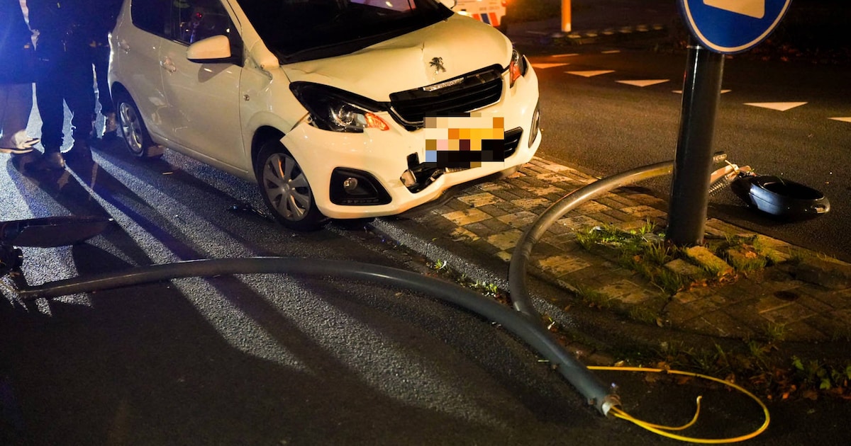 Automobiliste verliest macht over stuur en botst tegen lantaarnpaal in Waalwijk