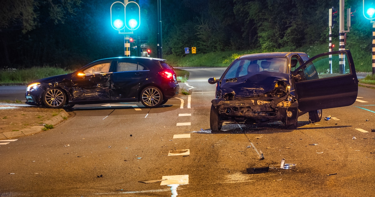 Twee auto's hard in botsing op de Burgemeester Waverijnweg in Maarssen