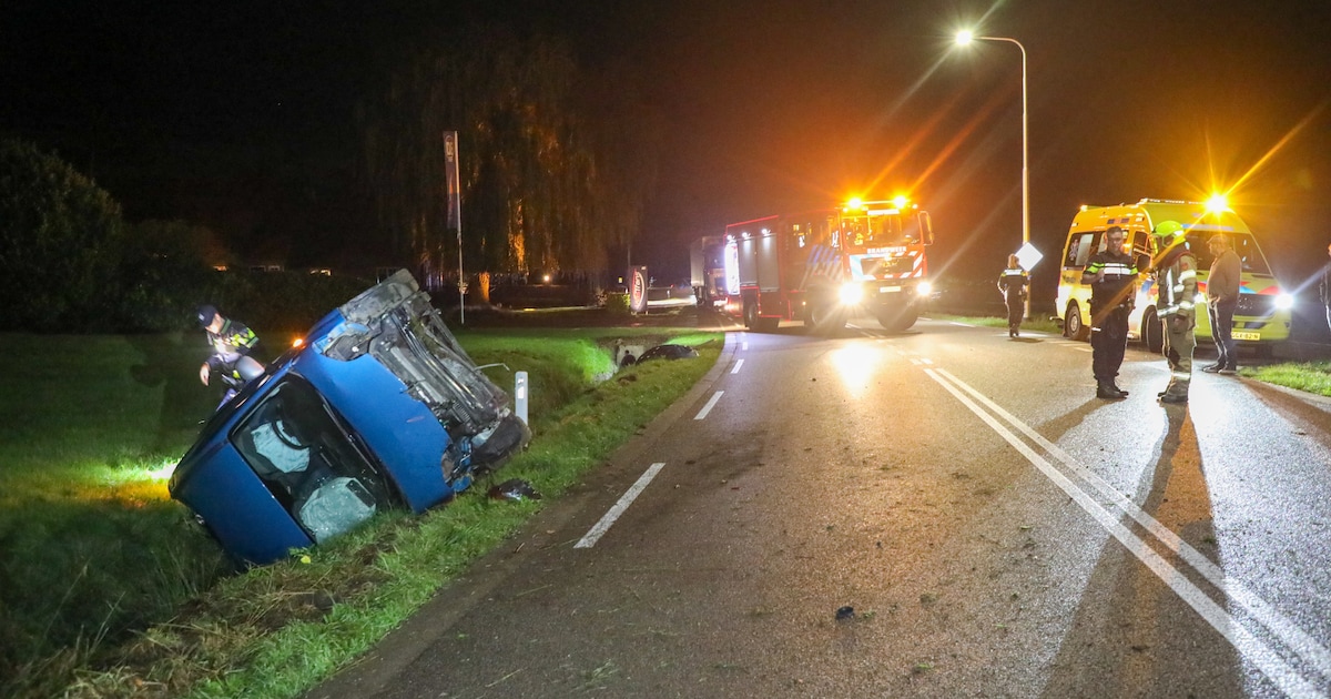 Auto in de greppel in Scherpenzeel, bestuurder gewond
