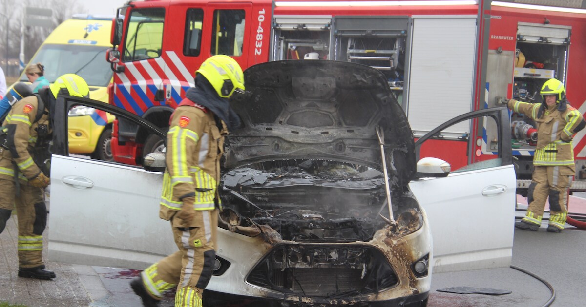 Auto op Newtonstraat in Heerhugowaard vliegt in de fik