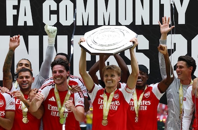 Voormalig Twente-huurling blinkt uit in Cardiff, waar Arsenal veel te sterk is voor Manchester City
