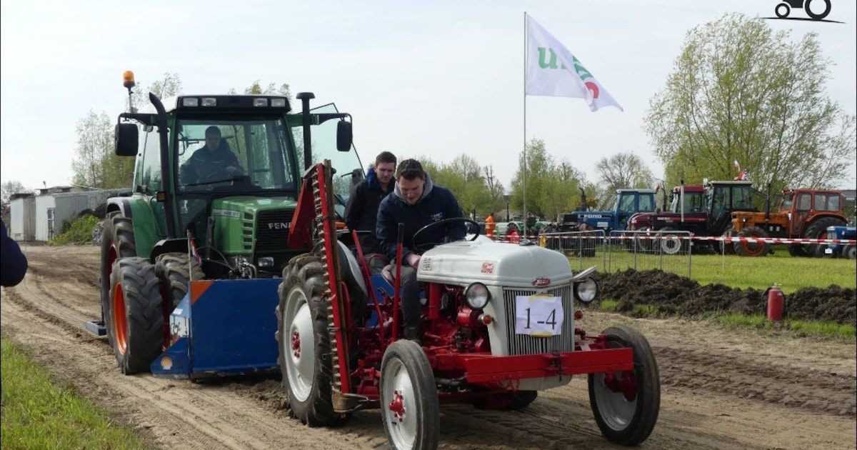 Oldtimertrekkertrek op Koningsdag in Lopik