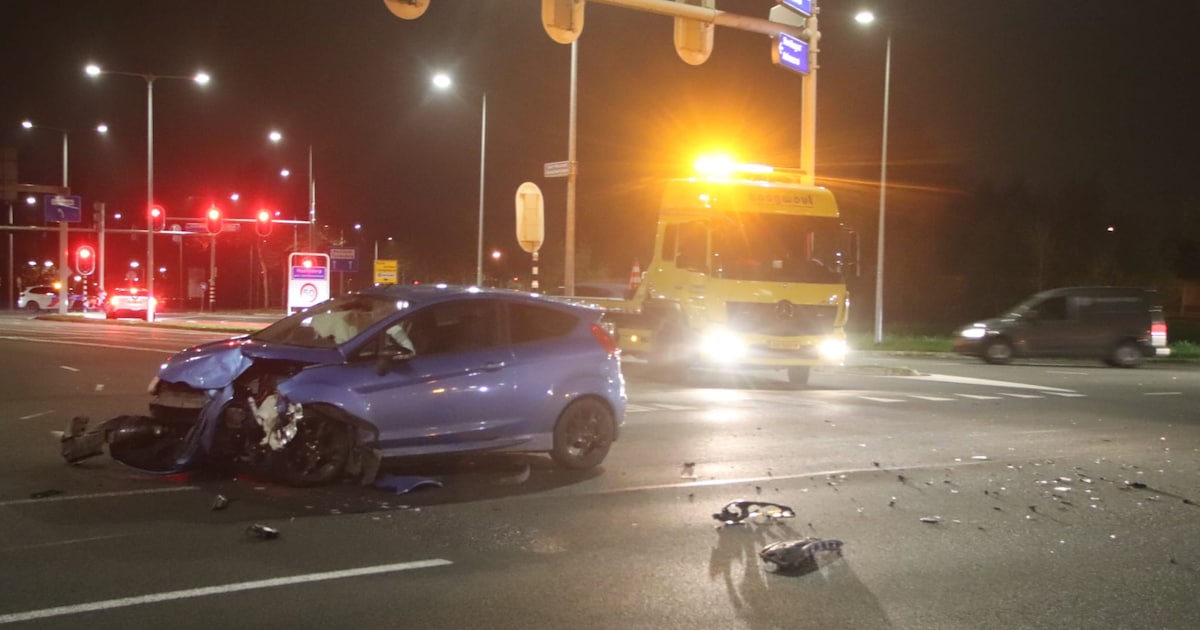Lantaarnpaal uit grond gereden bij botsing op kruispunt in Hoofddorp
