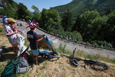 Weg naar Alpe d’Huez wegens drukte dicht voor alle voertuigen richting tweeluik in Tour de France