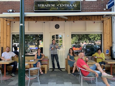 Bestuurder botst op auto met moeder en kind en rijdt door, maar wordt verderop klemgereden door Eind