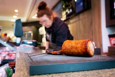 Het geheim van een goede kipgrillworst zit in de structuur: lekker rul, voor een fijn mondgevoel