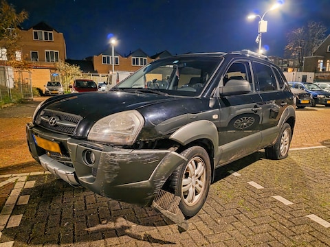 De auto heeft schade aan de bumper.