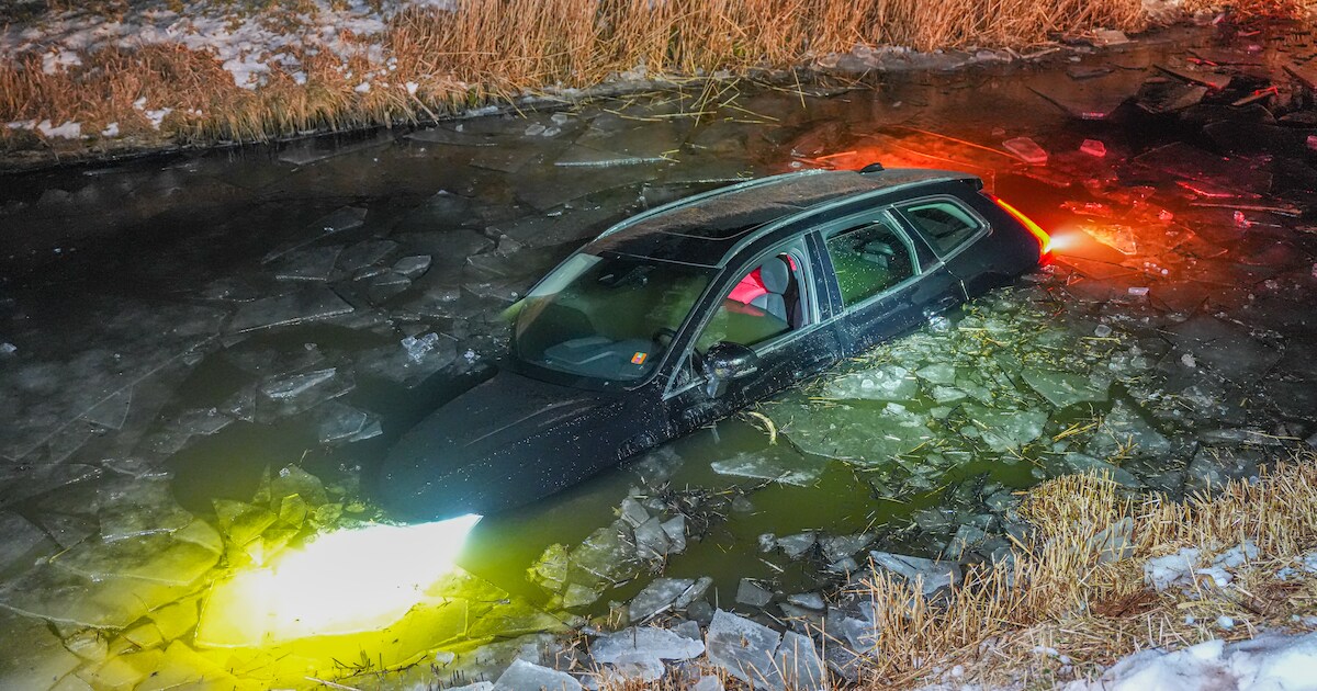 Auto door gladheid in sloot bij Middelstum: bestuurder naar ziekenhuis