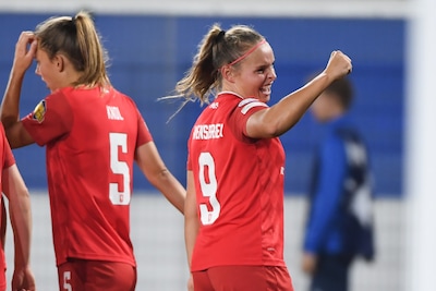 FC Twente Vrouwen op voorsprong in België, trainer wisselt bij start tweede helft