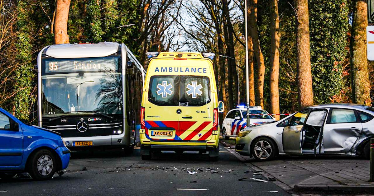 Forse botsing tussen auto's op Boslaan in Emmen, weg afgesloten