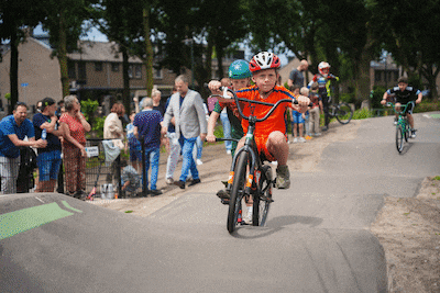 Rijden springen vliegen duiken vallen opstaan en weer doorgaan: nieuwe pumptrack in Bunschoten is ee