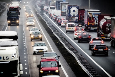 Bijna 500 kilometer aan file op Nederlandse wegen door buien en ongelukken