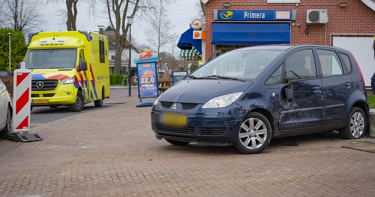 Automobilist veroorzaakt ravage na botsing met geparkeerde auto’s in Eelde