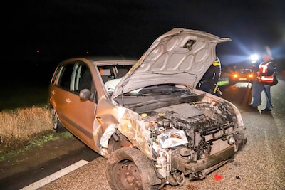 Auto botst op boom in Lienden, bestuurder gevlucht