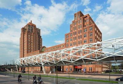 Tussen Berlage en Dudok duikt André van Duin op in boek over Haagse bouwkunst