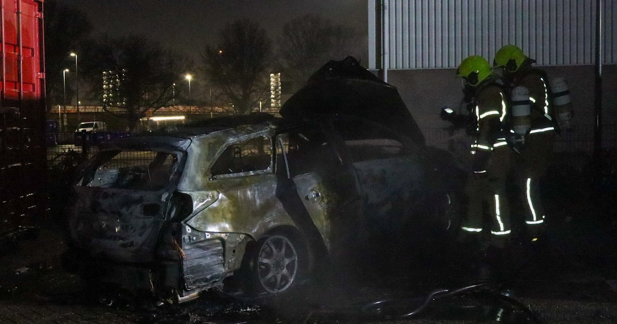 Auto brandt uit op bedrijventerrein in Schiedam