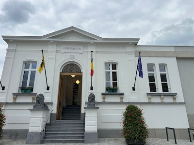 Wagen rijdt zich vast op beweegbare paal voor gemeentehuis van Kalmthout