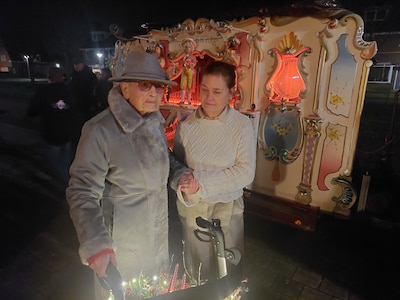 Dit stuurden jullie in: Buurt zingt jarige ‘burgermoeder’ José toe • DJ’s draaien 24 uur lang voor 3