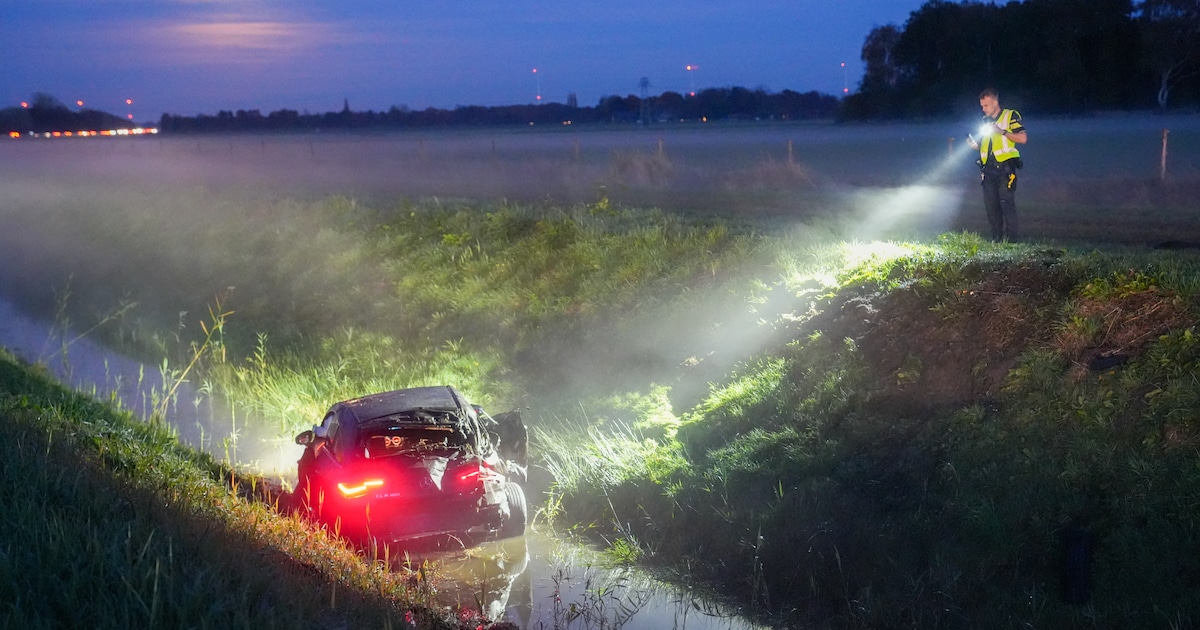 Auto van de weg geraakt en in de sloot terechtgekomen in Gieten