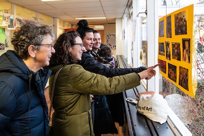 Selda (35) loopt door haar oude school in Olst, dan lacht ze: ‘Meester Koetsier kon zijn oren bewege