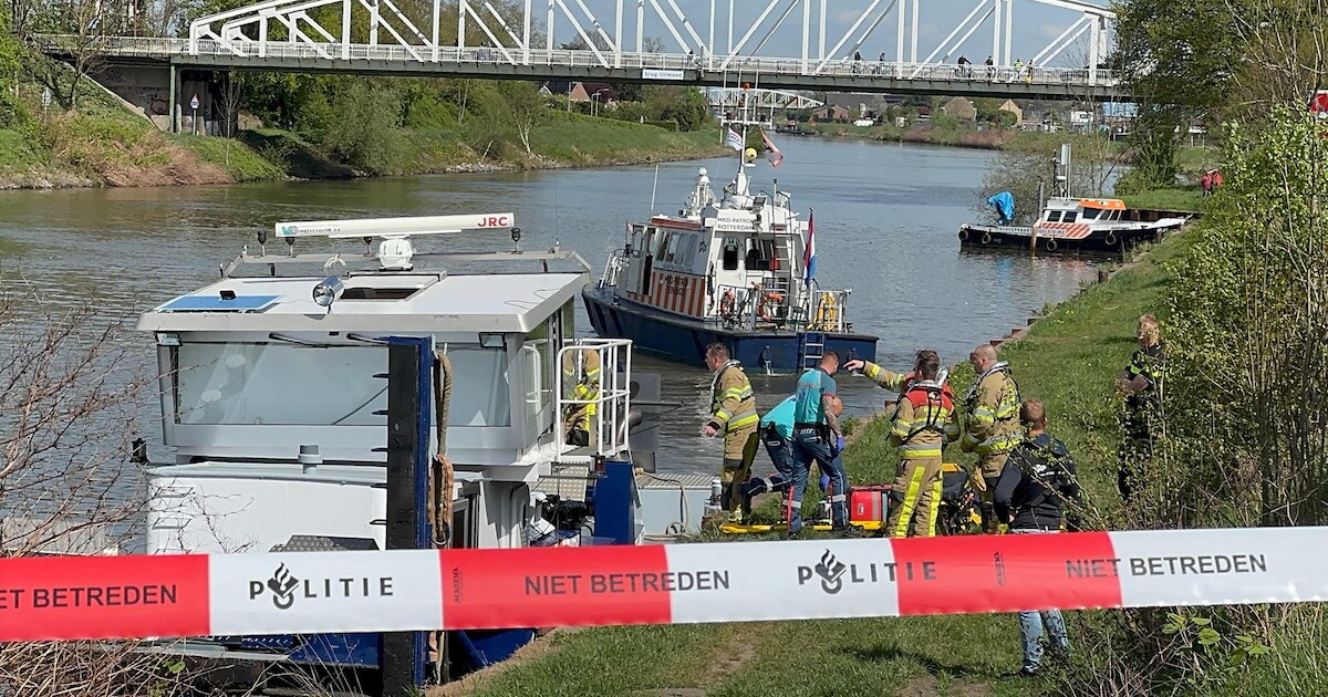 Dak van kajuit af langs Paalweg in Urmond, traumahelikopter gealarmeerd