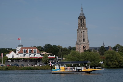 Dramatisch seizoen fietspontjes over Waal, maar wel twee miljoenste passagier sinds 1997 overgezet